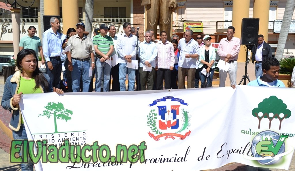 Autoridades en acto de celebración del Día Nacional del Árbol en Moca